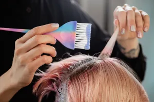 Applying dye to a wig