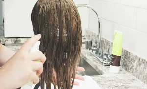 Washing and conditioning a wig