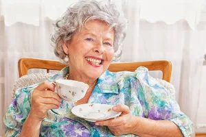 Elderly lady wearing a wavy wig